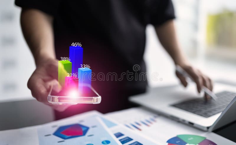 Un profesionist utilizează un smartphone cu afișaj grafic cu bare holografice royalty free stock photography