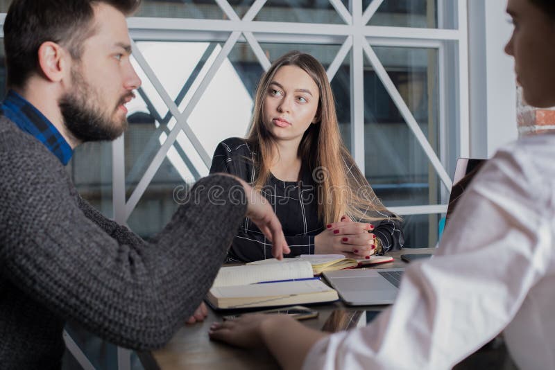 Professioneel team van een het freelance sociale media inhoudsschrijvers spreken royalty-vrije stock afbeelding Professioneel team van een het freelance sociale media inhoudsschrijvers spreken royalty-vrije stock afbeelding