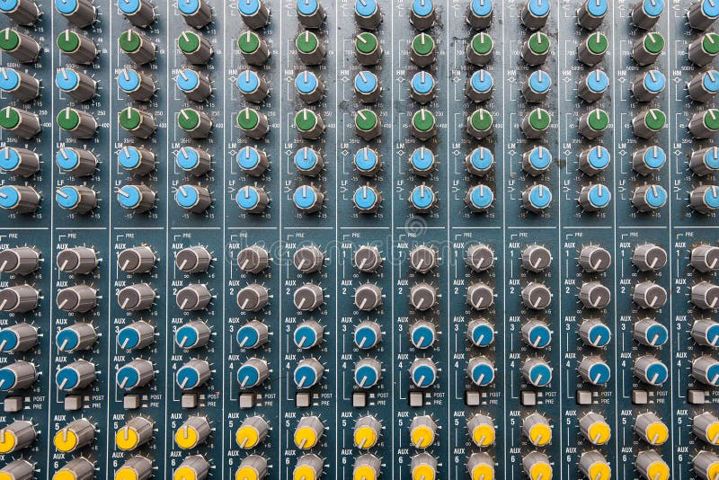 Professionele Audio de mixerconsole van DJ, correct hulpmiddelen en toestel, het beeld van het studiomateriaal, selectief nadrukb stock foto's Professionele Audio de mixerconsole van DJ, correct hulpmiddelen en toestel, het beeld van het studiomateriaal, selectief nadrukb stock foto's