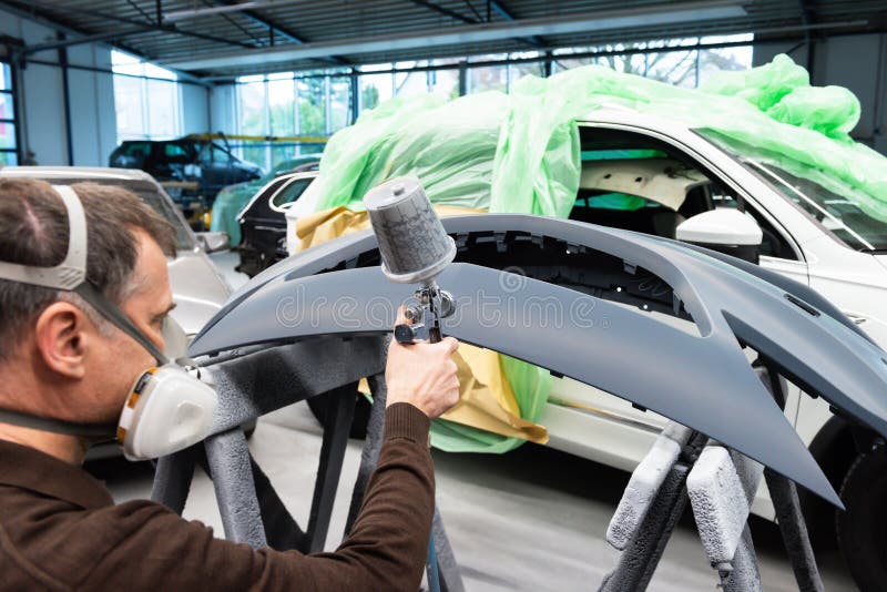 Professionele autovarnisher op het werk in een benzinestation - Serie-de workshop van de autoreparatie stock foto Professionele autovarnisher op het werk in een benzinestation - Serie-de workshop van de autoreparatie stock foto