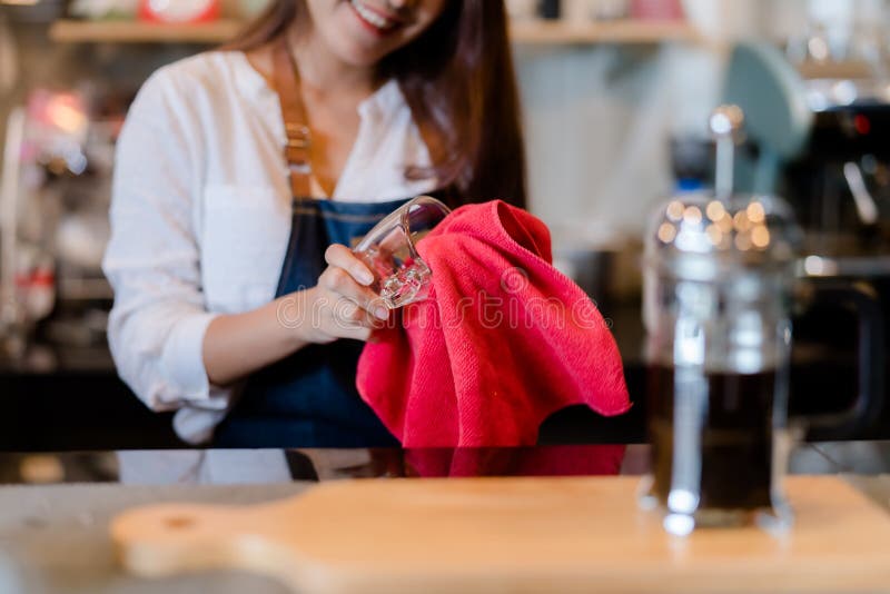 Professionele Aziatische vrouw Barista bereidt koffie voor aan de voorkant van de koffiebeker royalty-vrije stock foto's Professionele Aziatische vrouw Barista bereidt koffie voor aan de voorkant van de koffiebeker royalty-vrije stock foto's
