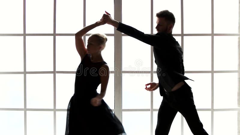 Professionele balletdansers die eigentijdse dans uitvoeren