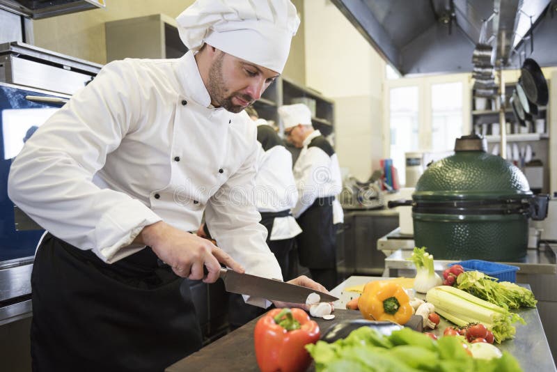Professionele chef-kok op het werk royalty-vrije stock fotografie Professionele chef-kok op het werk royalty-vrije stock fotografie