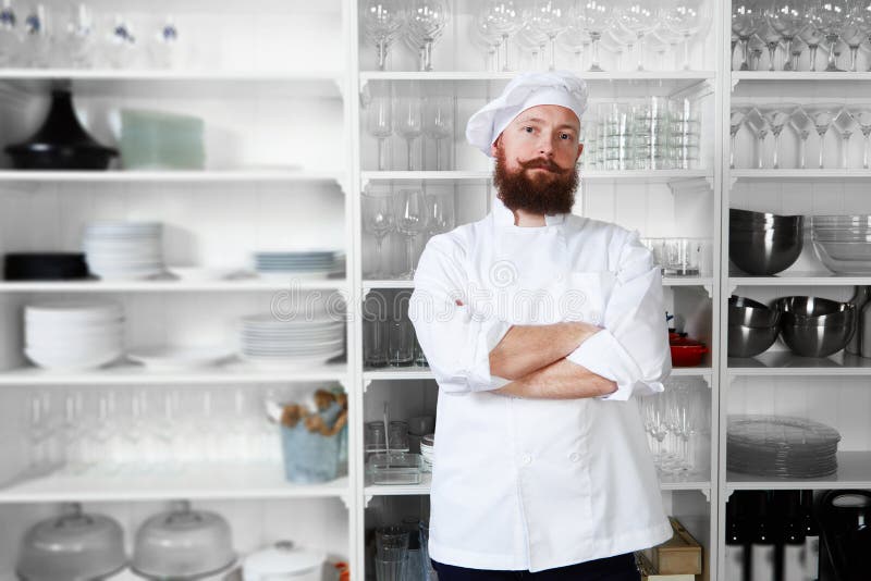 Professionele chef-koktribunes op de achtergrond van modern keuken duur restaurant stock afbeelding Professionele chef-koktribunes op de achtergrond van modern keuken duur restaurant stock afbeelding