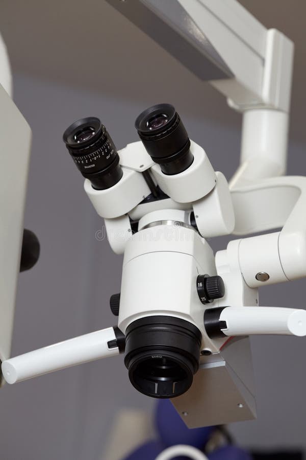 Professionele endodontic medische binoculaire microscoop in het tandbureau stock fotografie Professionele endodontic medische binoculaire microscoop in het tandbureau stock fotografie