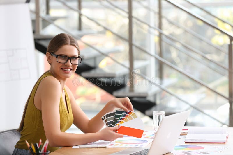 Professionele interieurontwerper op de werkplek op kantoor royalty-vrije stock fotografie