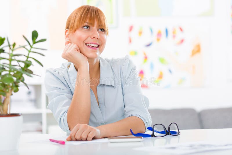 Professionele mooie jonge vrouw die haar bureau zitten bij haar huis stock afbeeldingen Professionele mooie jonge vrouw die haar bureau zitten bij haar huis stock afbeeldingen
