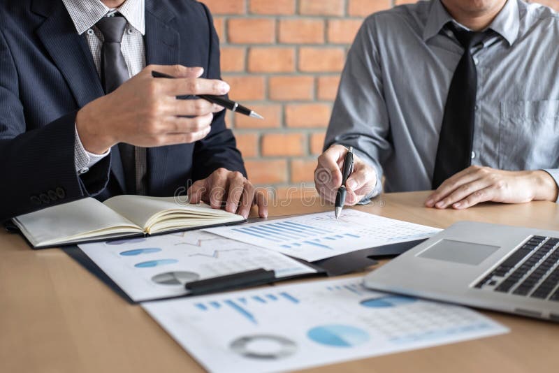 Professionele Partner die ideeën planning en presentatieproject bij vergadering het werken en analyse bespreken bij werkruimte, stock foto's Professionele Partner die ideeën planning en presentatieproject bij vergadering het werken en analyse bespreken bij werkruimte, stock foto's