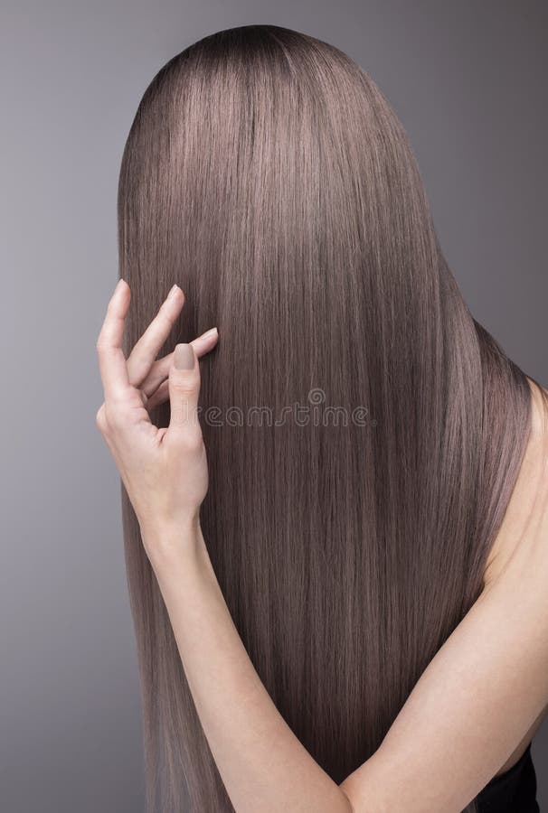 Professionele salonzorg: aardige mede manicure en in purper haar royalty-vrije stock afbeelding Professionele salonzorg: aardige mede manicure en in purper haar royalty-vrije stock afbeelding