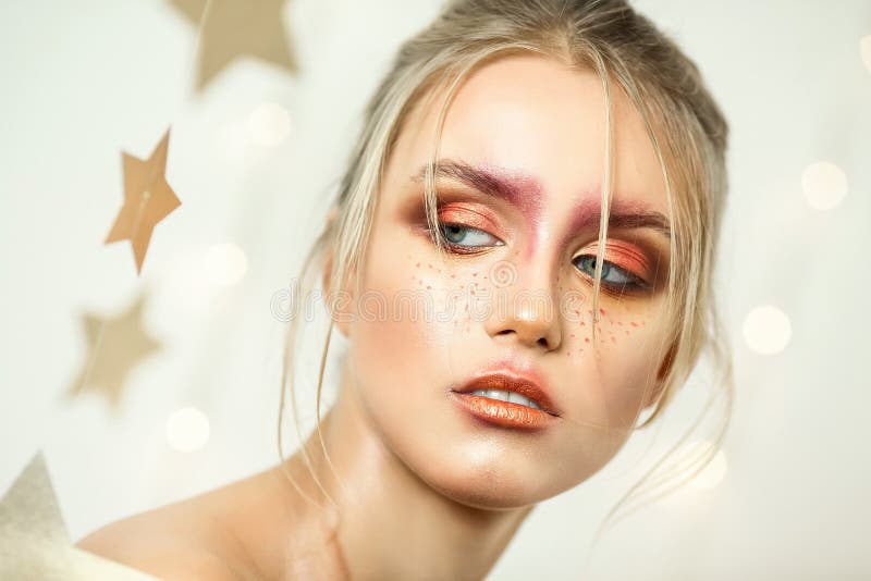 Professionele studio portret van een jong mooi meisje met een mooie schoonheidsmake-up stock foto Professionele studio portret van een jong mooi meisje met een mooie schoonheidsmake-up stock foto