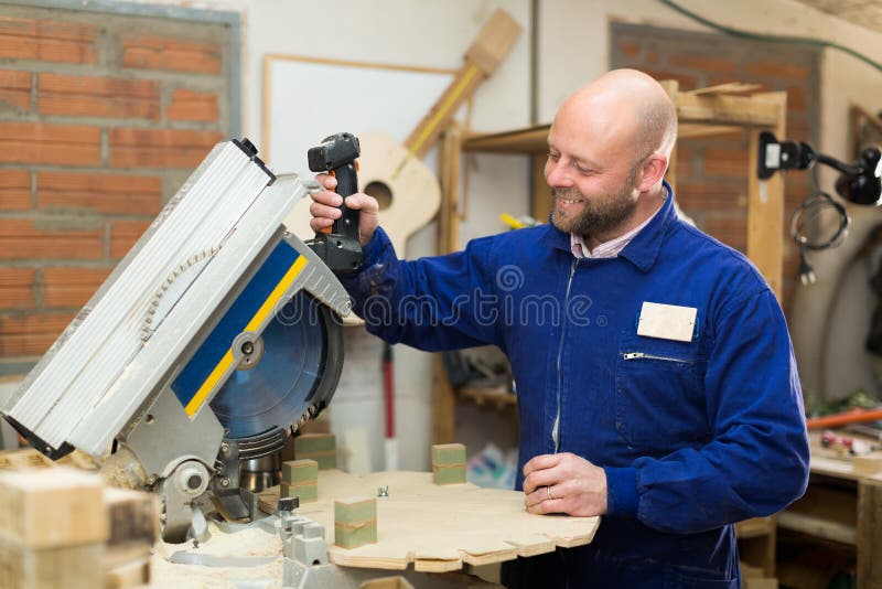 Professionele timmerman die macht-zaag gebruiken royalty-vrije stock foto's Professionele timmerman die macht-zaag gebruiken royalty-vrije stock foto's