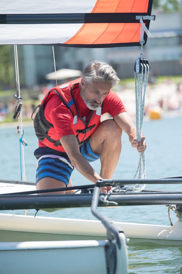Professionele waterman opleiding op meer met catamaran stock afbeelding Professionele waterman opleiding op meer met catamaran stock afbeelding