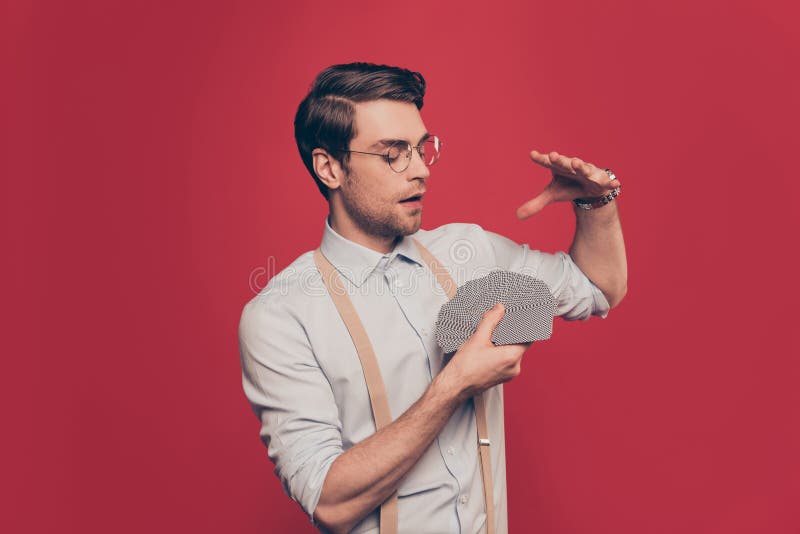 Professionell listig trollkarl, illusionist, hasardspelare i den tillfälliga dräkten, exponeringsglas och att rymma den fastställ fotografering för bildbyråer Professionell listig trollkarl, illusionist, hasardspelare i den tillfälliga dräkten, exponeringsglas och att rymma den fastställ fotografering för bildbyråer