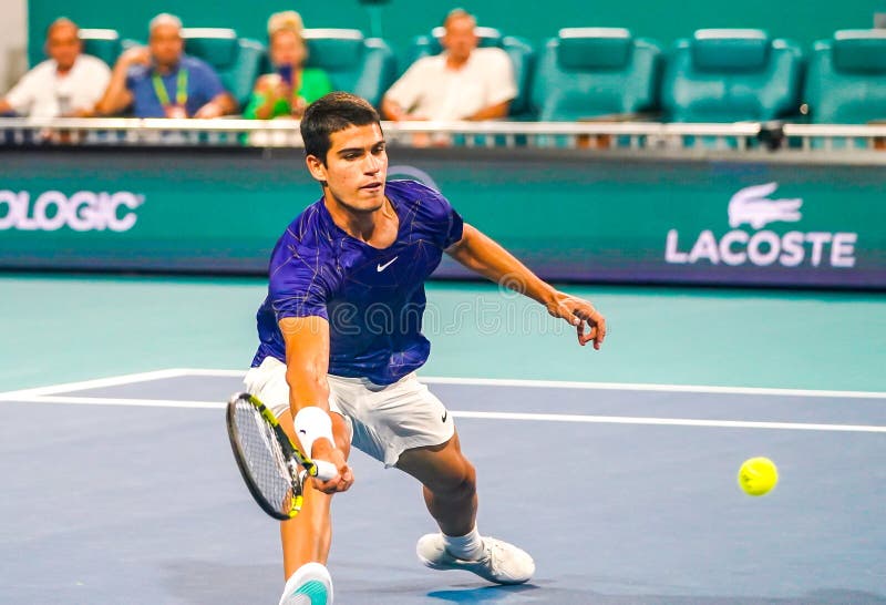 Professionell tennisspelare carlos alcaraz of spain in action under hans semifinal match 2022 miami open royaltyfri bild