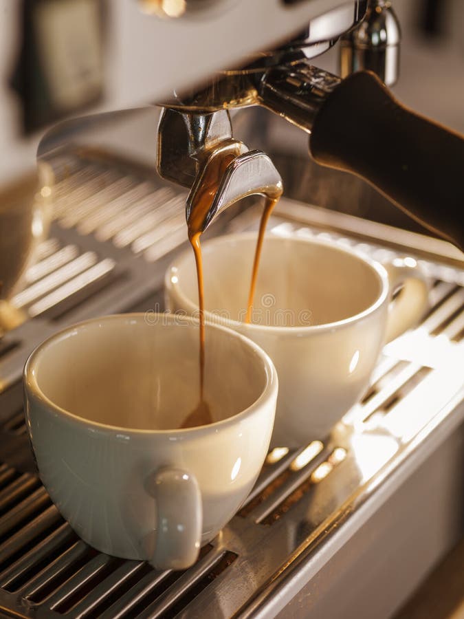 Berufsespressomaschine, Die Einen Kaffee Braut Stockfoto - Bild von