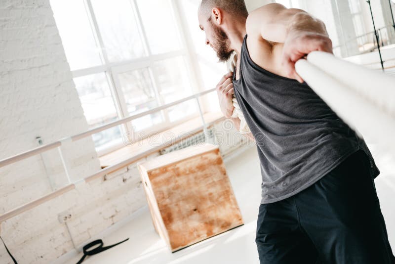Professionelln passade mannen som utarbetar med stridrep på korridoren arkivfoto Professionelln passade mannen som utarbetar med stridrep på korridoren arkivfoto