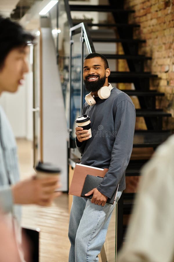 Professionista che si gode una pausa caffè fotografie stock