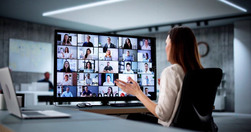Professionista femminile HR che conduce videoconferenze online immagini stock libere da diritti