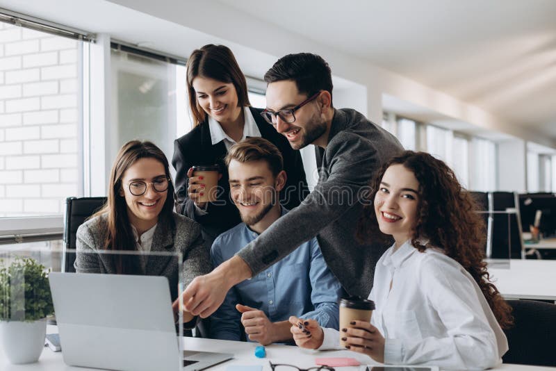 Professionnels d'affaires Groupe de gens d'affaires sûrs analysant des données utilisant l'ordinateur tout en passant le temps da image stock