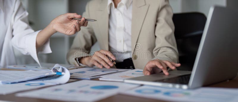 Professionnels de l'entreprise discutant des stratégies financières et des rapports dans un environnement collaboratif. images stock