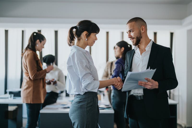 Professionnels de l'entreprise s'engageant à rencontrer des discussions et des interactions de poignée de main image stock