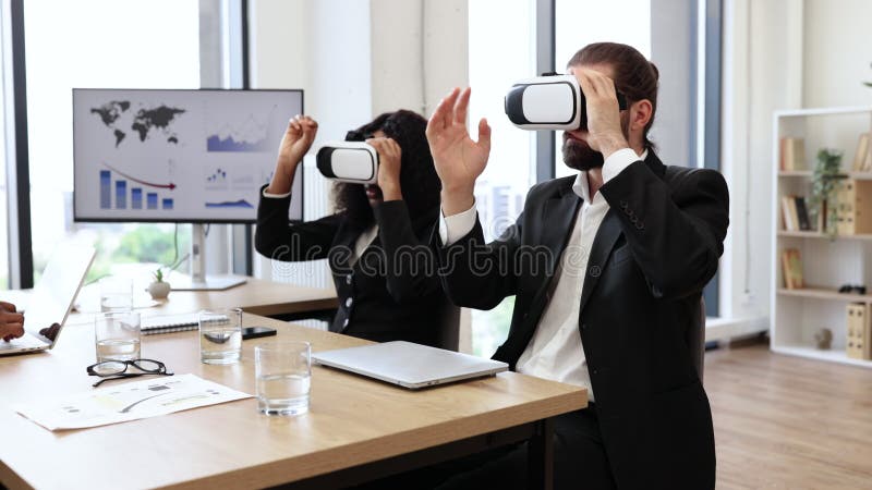 Professionnels de l'entreprise utilisant des casques de réalité virtuelle dans un bureau moderne banque de vidéos