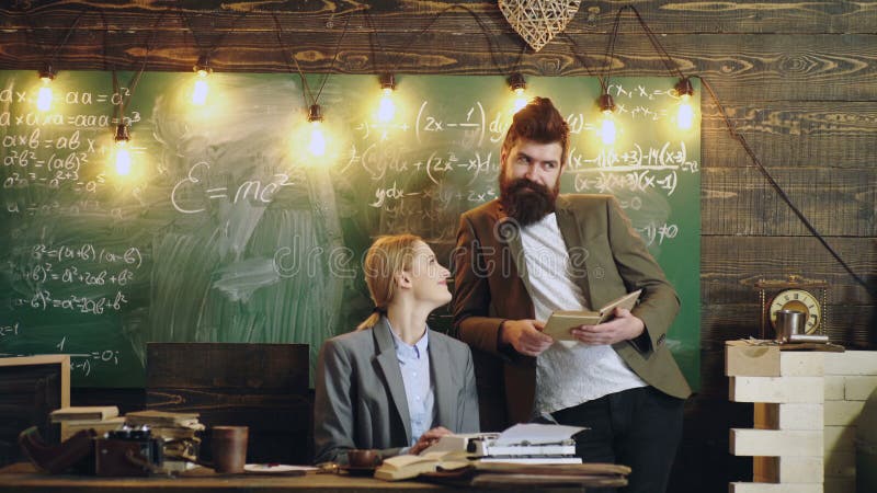 Professor aan de universiteit. wiskundige formules op het bord. concept kenniseducatie.