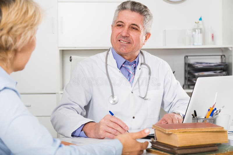 Professor av medicinutbildningskollegan royaltyfria foton Professor av medicinutbildningskollegan royaltyfria foton