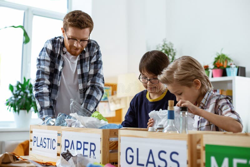 Professor do gengibre em vidros claros que explica reciclando bases