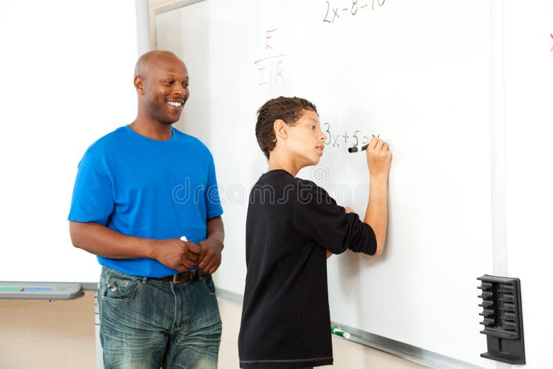 Professor e estudante da matemática do americano africano foto de stock Professor e estudante da matemática do americano africano foto de stock
