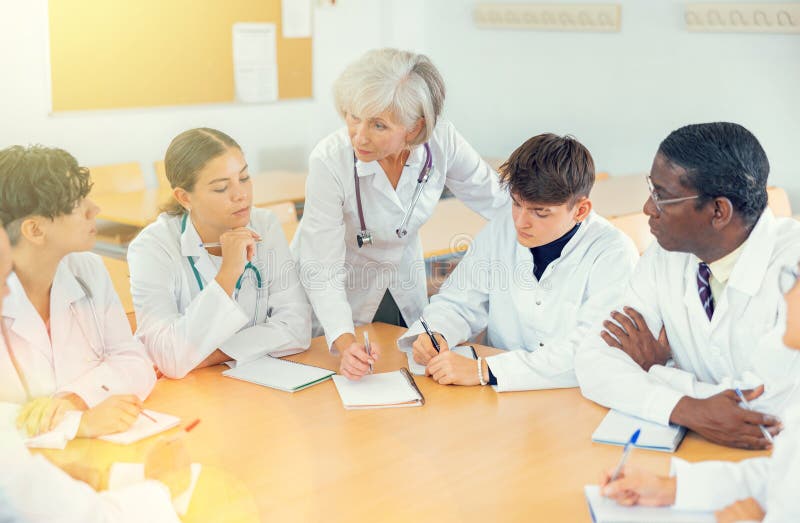 Professor explicando o assunto do grupo de estudantes de medicina foto de stock