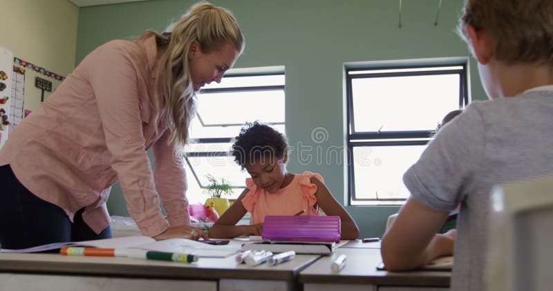 Foto Professora caucasiana bonita ensinando uma lição para criança