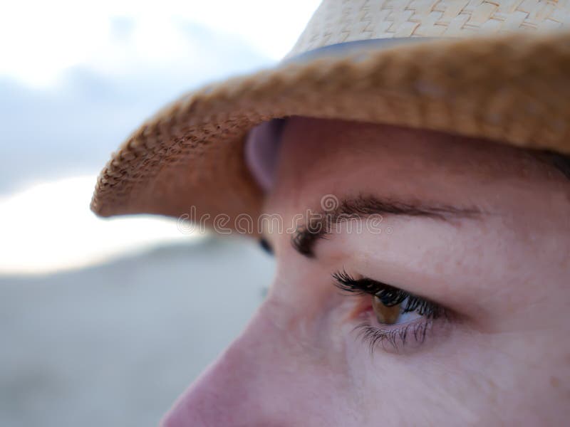 Profiel van een jonge vrouw in een hoed die aan de kant, close-up kijken royalty-vrije stock afbeeldingen Profiel van een jonge vrouw in een hoed die aan de kant, close-up kijken royalty-vrije stock afbeeldingen