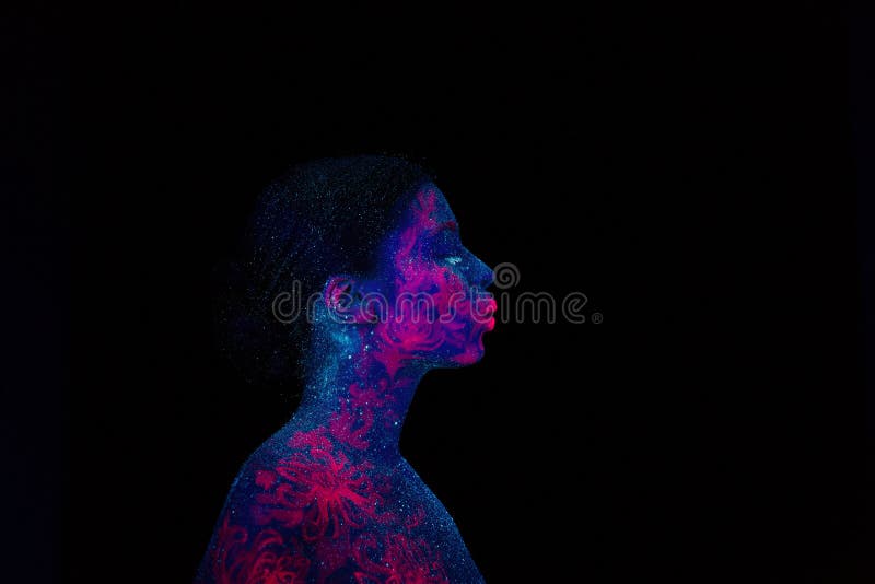 Profielportret van een mooie meisjesvreemdeling Van de ultraviolette blauwe de nachthemel lichaamskunst met sterren en roze kwall royalty-vrije stock fotografie Profielportret van een mooie meisjesvreemdeling Van de ultraviolette blauwe de nachthemel lichaamskunst met sterren en roze kwall royalty-vrije stock fotografie