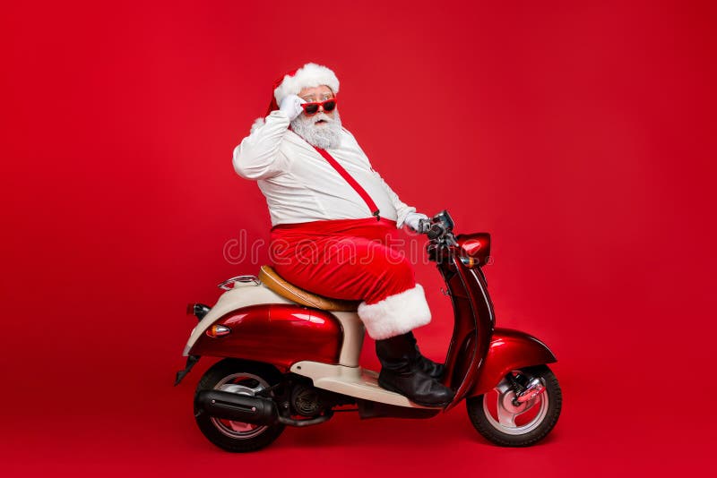 Profielweergave portret van mooi bebaard, verward, verbijsterd grappig, grappig, door de kerstman getrokken haastig winterseizoen stock foto Profielweergave portret van mooi bebaard, verward, verbijsterd grappig, grappig, door de kerstman getrokken haastig winterseizoen stock foto