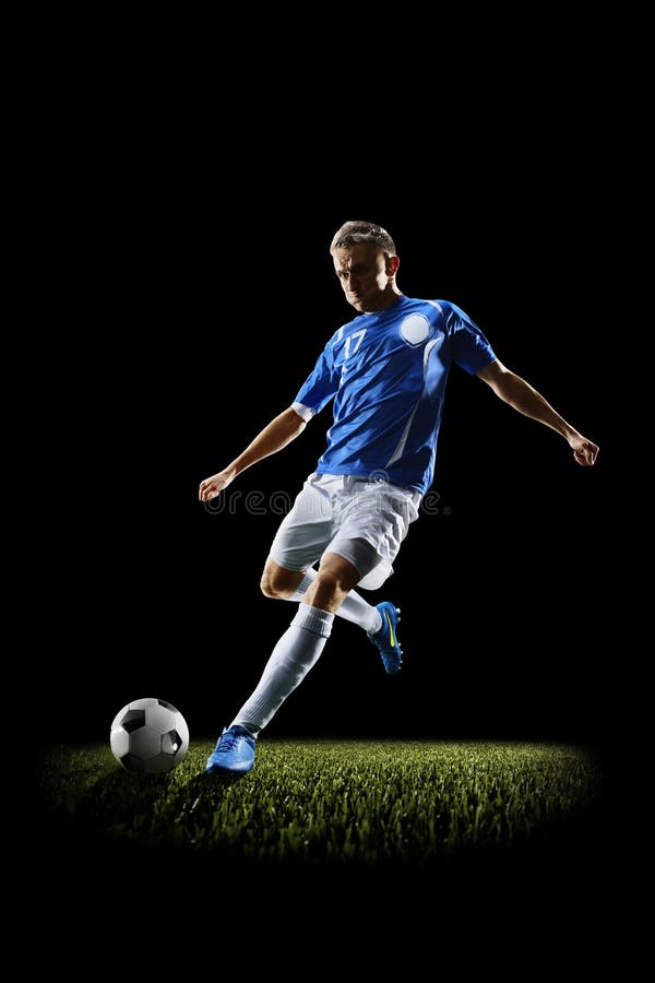 Profifußballfußballspieler in der Aktion lokalisiert auf Schwarzem stockbild Profifußballfußballspieler in der Aktion lokalisiert auf Schwarzem stockbild