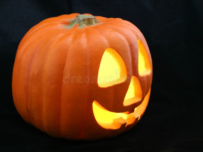 Profil de Jack-O-Lanterne sur le noir image libre de droits Profil de Jack-O-Lanterne sur le noir image libre de droits