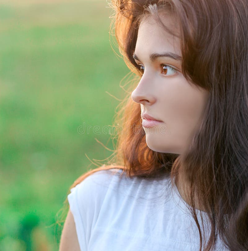 Profil d'une adorable jeune fille photographie stock libre de droits