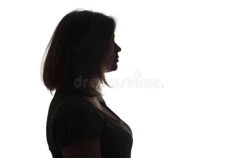 Profil för unga kvinnor som befinner sig i en svår situation och som fattar beslut om isolerad bakgrund royaltyfri bild