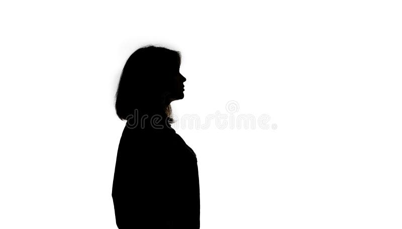 Profil för unga kvinnor som befinner sig i en svår situation och som fattar beslut om isolerad bakgrund fotografering för bildbyråer