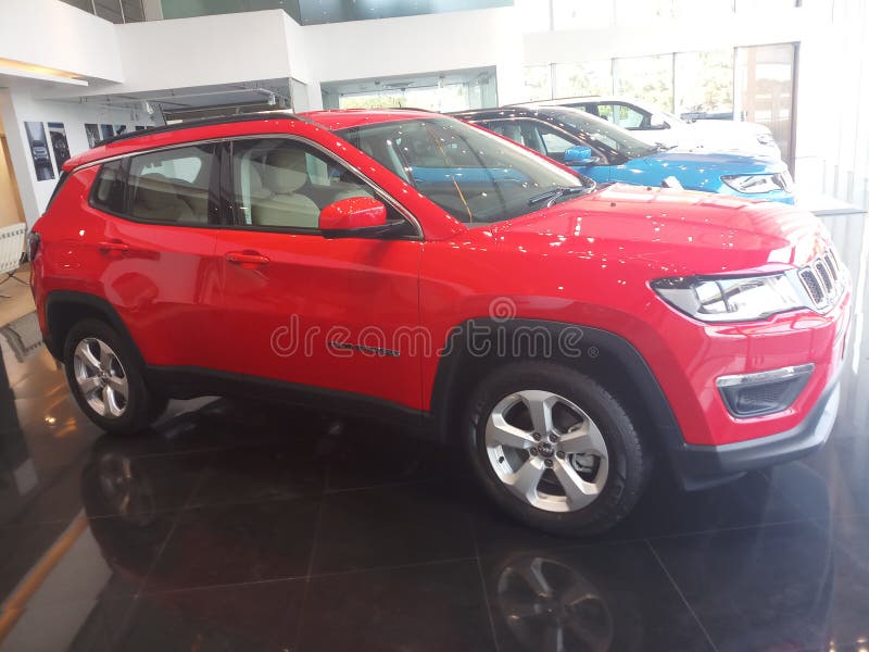 Profil latéral de couleur rouge de Jeep Compass Exotica image stock Profil latéral de couleur rouge de Jeep Compass Exotica image stock