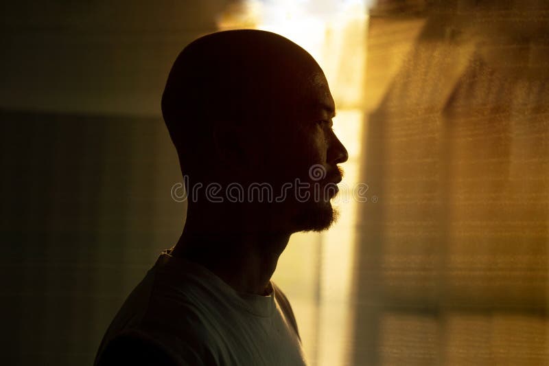 Profil Silhouette Glattbutt Japanisches Menschenporträt mit Sonnenlicht Fenster lizenzfreies stockbild