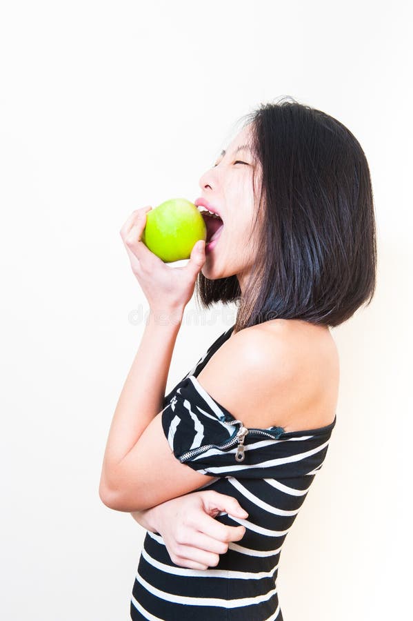 Profil vert acéré de pomme de jeune belle femme asiatique images libres de droits Profil vert acéré de pomme de jeune belle femme asiatique images libres de droits