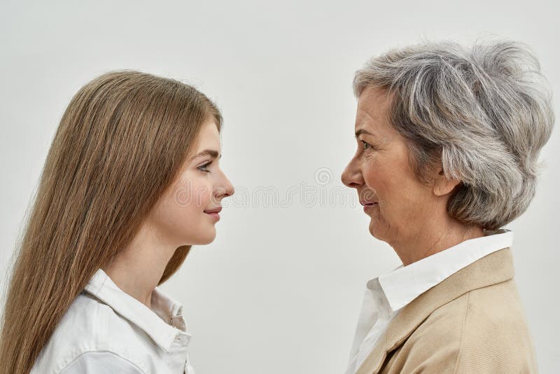 Profil von Mädchen und Großmutter schauen einander an stockbild