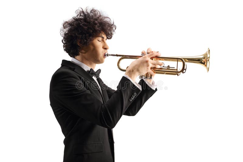 Profilbild av en ung musiker som spelar en trumpet royaltyfri fotografi