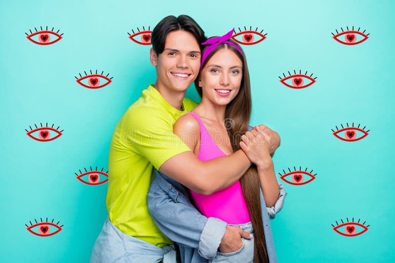 Profilfoto av coquette brunette unge par hug använder gula rosa skjortor isolerade på teoribakgrund royaltyfria foton