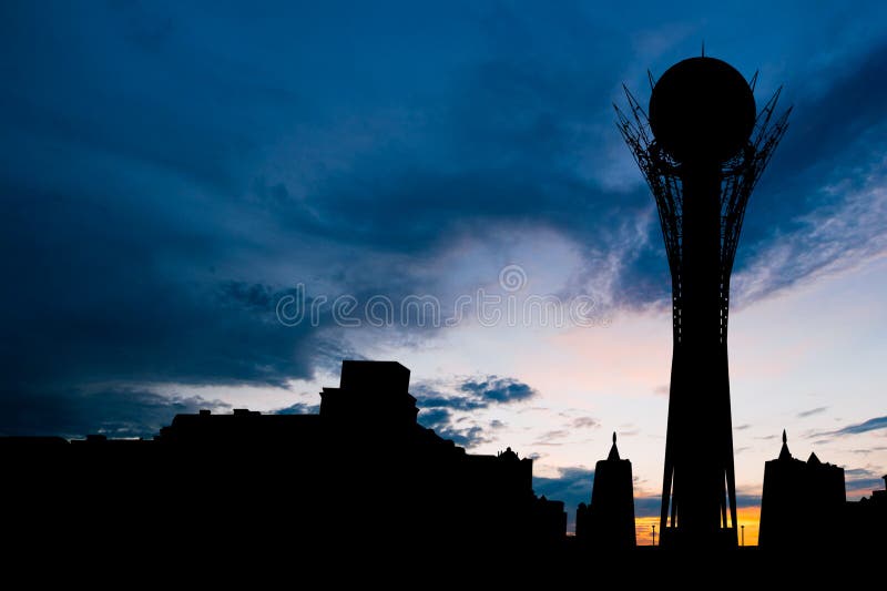 Profili la torre di Bayterek nella capitale di Astana del Kazakistan sul bello tramonto immagine stock libera da diritti Profili la torre di Bayterek nella capitale di Astana del Kazakistan sul bello tramonto immagine stock libera da diritti