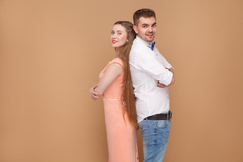 Profili la vista laterale di nuovo all'uomo posteriore nello stile casuale e in beauti immagine stock libera da diritti Profili la vista laterale di nuovo all'uomo posteriore nello stile casuale e in beauti immagine stock libera da diritti