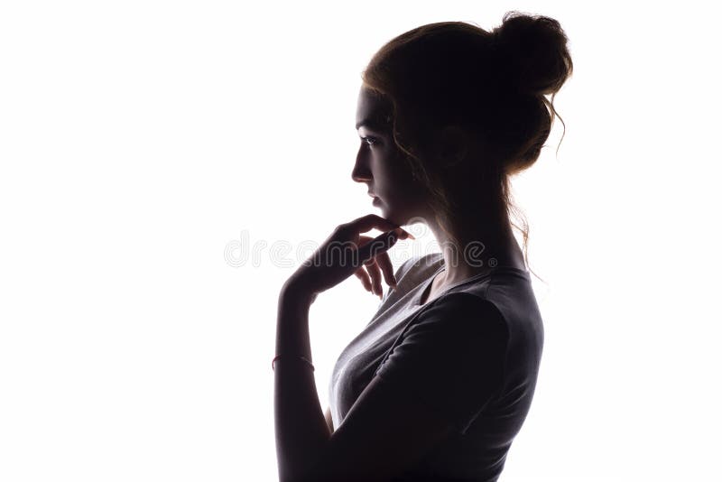 Profilo di bella ragazza con la mano del mento che guarda sprezzante verso, giovane donna sicura su un fondo isolato bianco immagine stock libera da diritti Profilo di bella ragazza con la mano del mento che guarda sprezzante verso, giovane donna sicura su un fondo isolato bianco immagine stock libera da diritti
