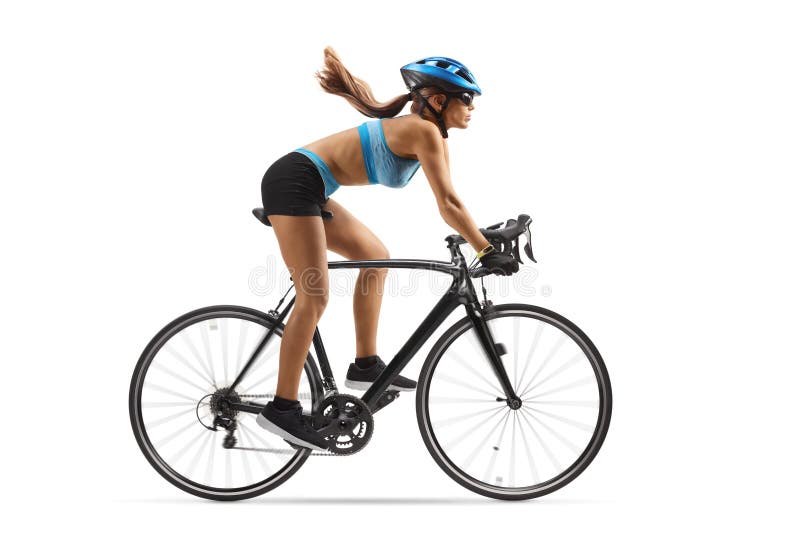 Profilo di lunghezza intera di una ciclista femmina che guida una bicicletta con un casco